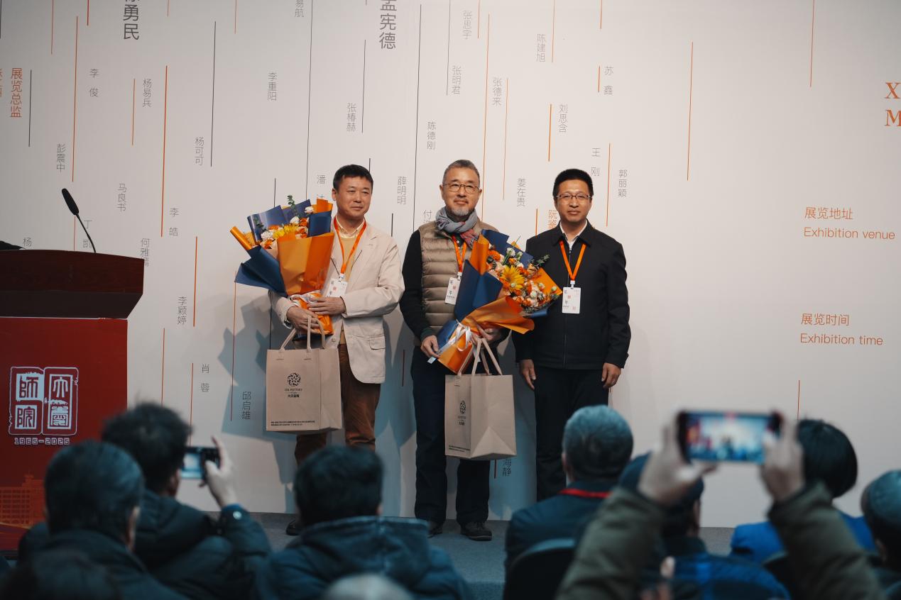 8181801威尼斯校长张平教授上台，向两位教授赠送一份来自大庆的特别纪念礼物